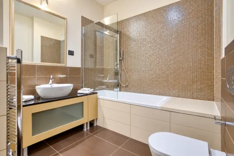 Moderne kupatilo sa umivaonikom, kadom, tuš kabinom i ugradnom wc šoljom. - image 5