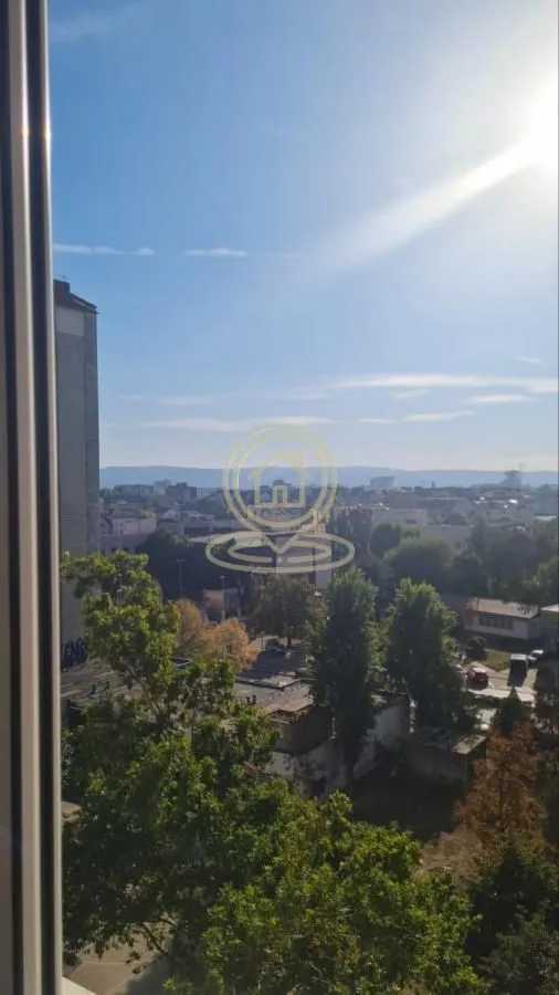 Pogled na grad sa prozora nekretnine.