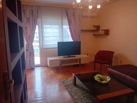 Dnevna soba sa televizorom, klub stolom i foteljom. - image 13