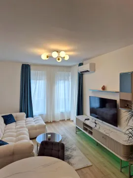 Dnevna soba sa garniturom, televizorom i trpezarijskim stolom. - image 2
