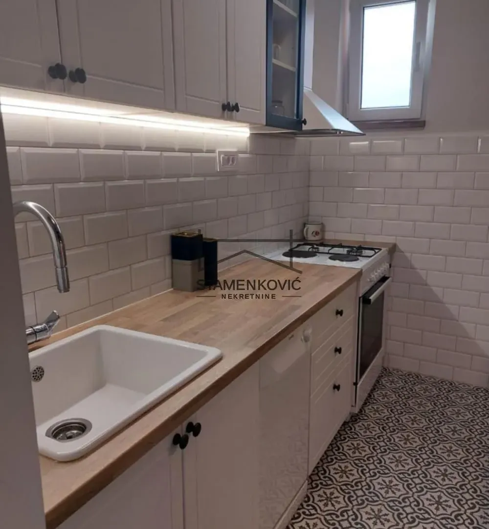 Prodaja, kuća, 360m², Veternik, Novi Sad Sve Podlokacije