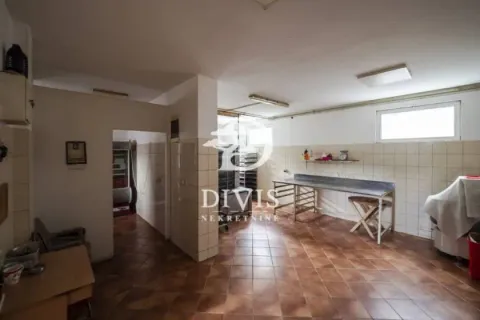 Pomoćna prostorija sa keramičkim pločicama i radnim stolovima. - image 10