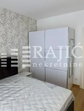 Nameštena spavaća soba sa velikim garderoberom i bračnim krevetom. - image 7