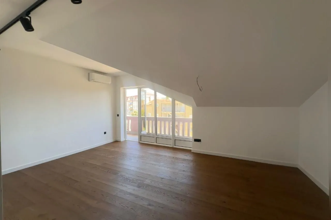 Prodaja, dvosoban stan, 65m², Centar, Tivat