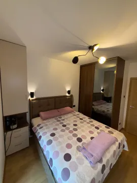 Spavaća soba sa bračnim krevetom, plakarom i noćnim lampama. - image 5