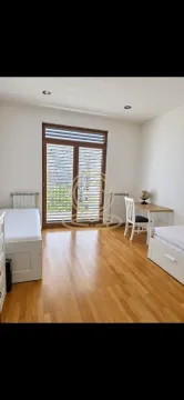 Dečja soba sa dva kreveta, radnim stolom i balkonskim vratima. - image 5