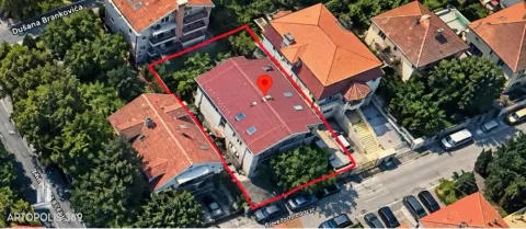 Pogled iz vazduha na objekat i pripadajuću parcelu sa označenom lokacijom. - image 5
