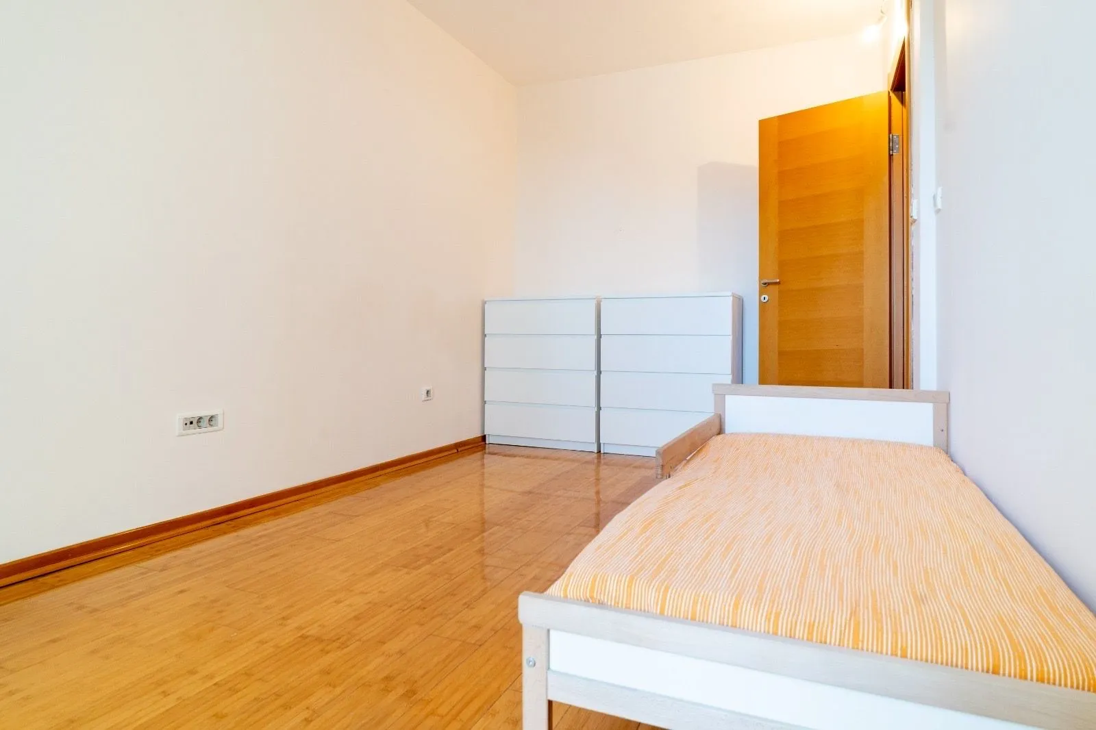 Izdavanje, trosoban stan, 118m², Momišići, Podgorica