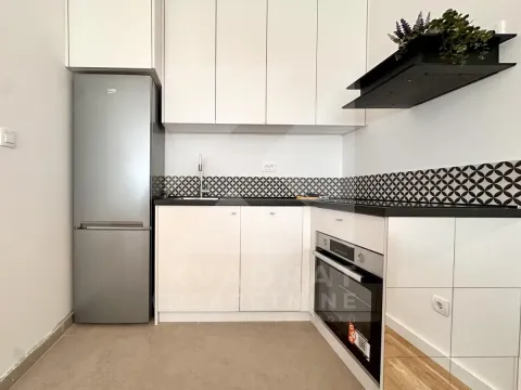 Moderna kuhinja sa bijelim elementima i ugrađenim aparatima. - image 5