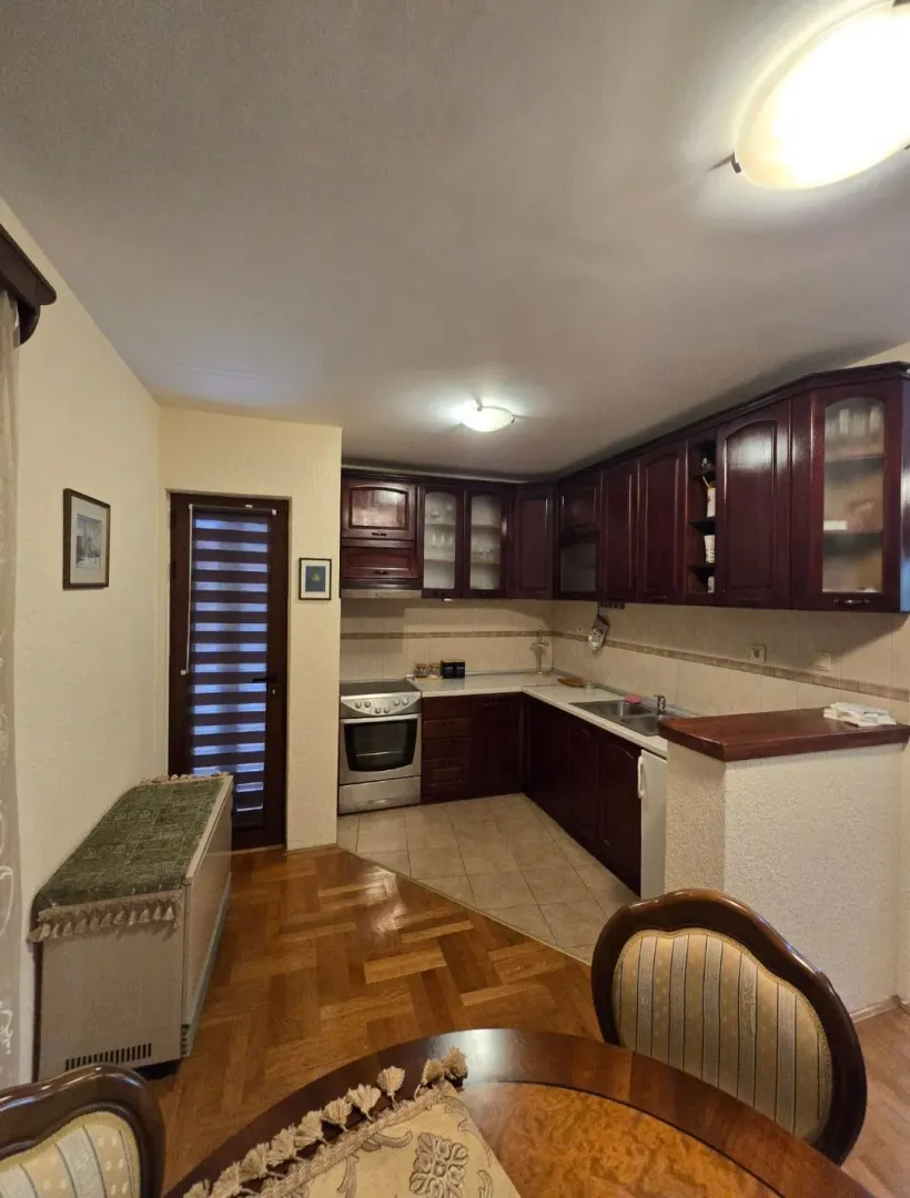 Izdavanje, jednosoban stan, 65m², Tološi, Podgorica