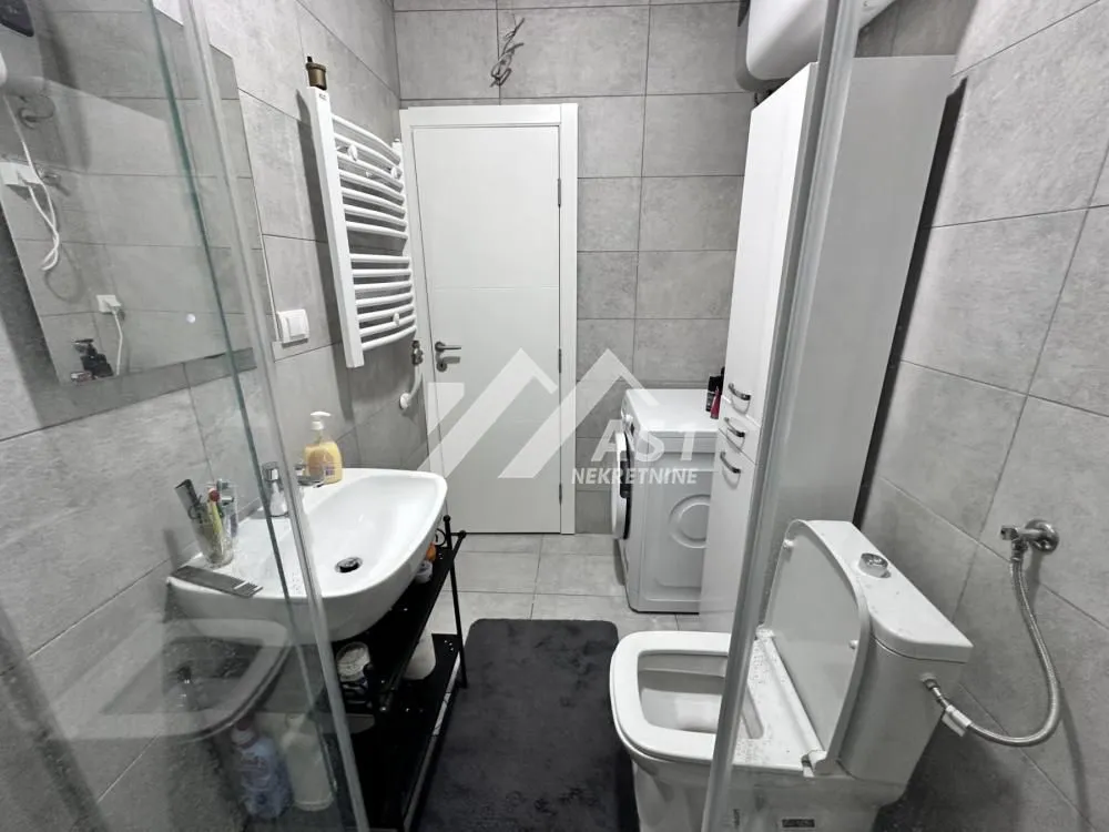 Izdavanje, trosoban stan, 52m², Centar, Novi Sad