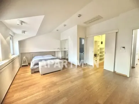Prostrana spavaća soba sa bračnim krevetom i garderoberom u potkrovlju. - image 11