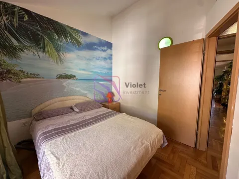 Spavaća soba sa velikim bračnim krevetom i foto tapetom na zidu. - image 10