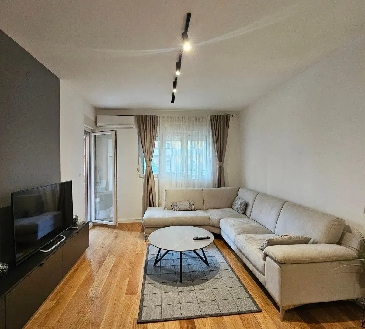 Izdavanje, jednosoban stan, 49m², Central Point, Podgorica