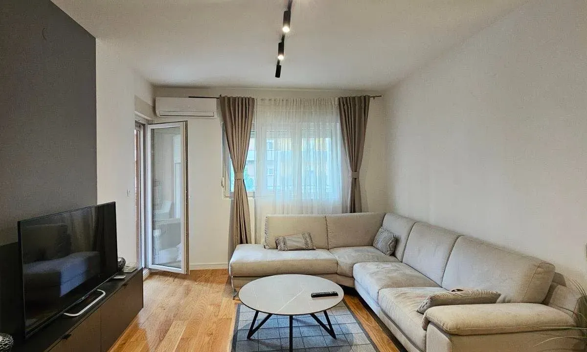 Izdavanje, jednosoban stan, 49m², Central Point, Podgorica