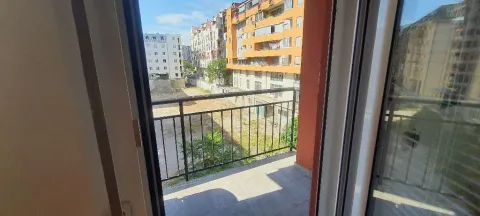 Pogled sa balkona na okolne zgrade i naselje. - image 11