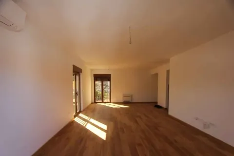 Prostrana prazna soba sa drvenim podom i prirodnim osvjetljenjem. - image 10