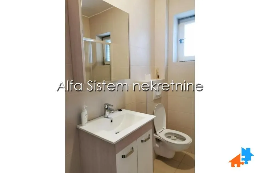 View of the bathroom with a washbasin and toilet.