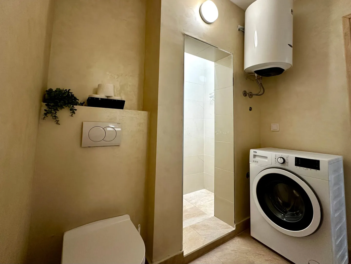 Izdavanje, dvosoban stan, 80m², Centar, Cetinje