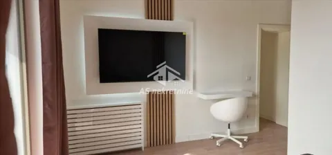 Dnevna soba sa TV panelom i radnim stolom. - image 4
