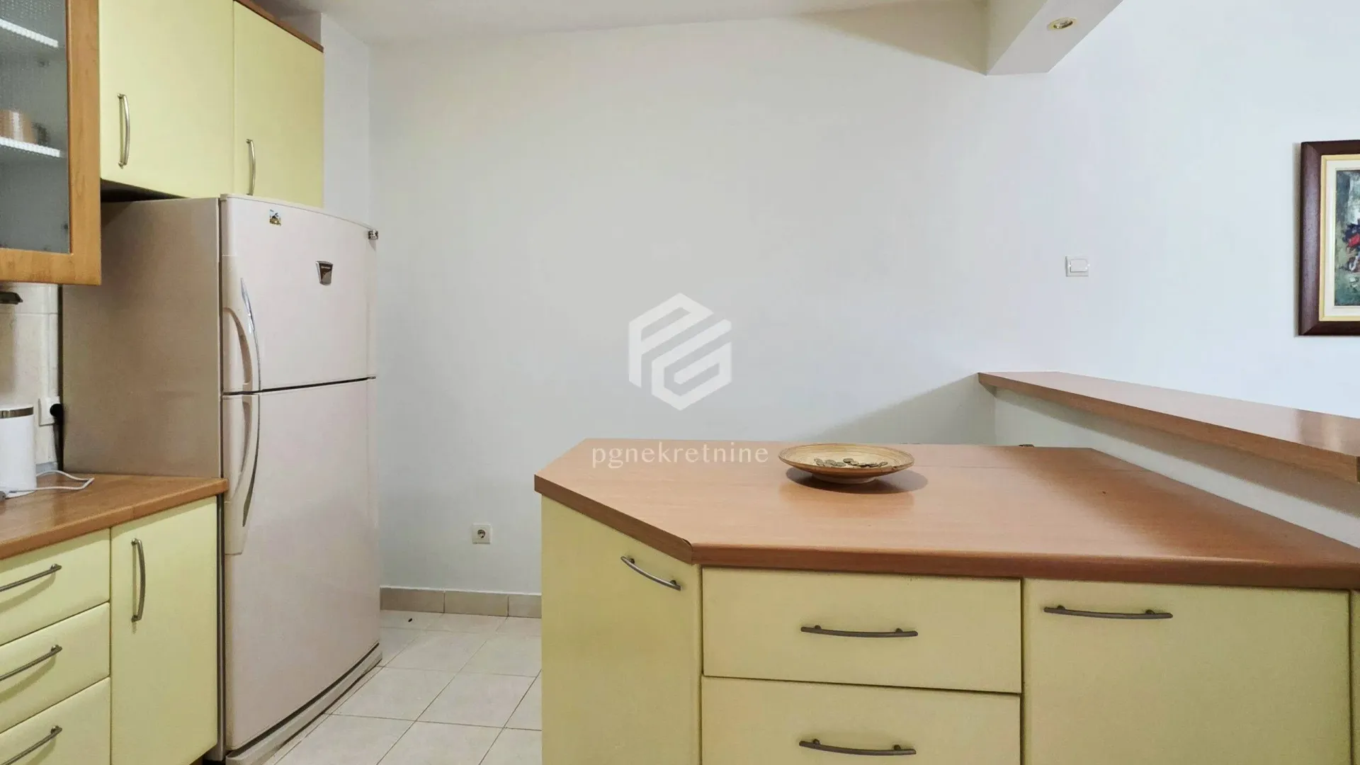 Izdavanje, trosoban stan, 110m², Gorica C, Podgorica
