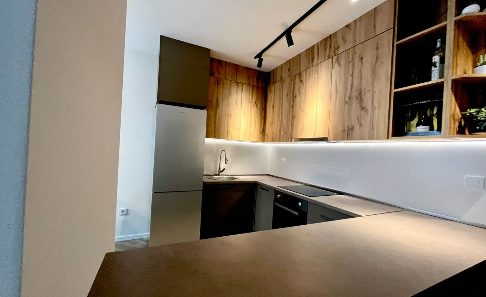 Izdavanje, dvosoban stan, 60m², Mažina, Tivat
