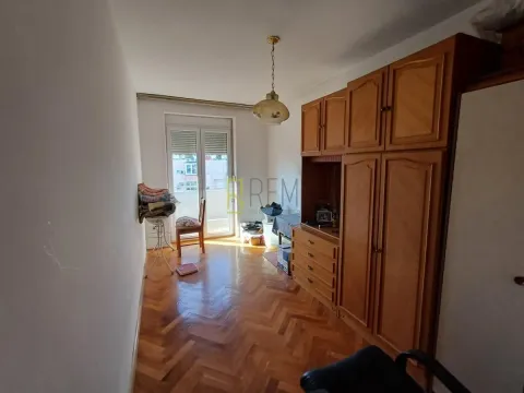 Manja spavaća soba sa drvenim ormarom i parketom. - image 8