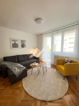 Dnevna soba sa sivom garniturom, žutom foteljom i okruglim stočićem. - image 8
