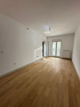 Prazna soba sa parketom i izlazom na terasu. - image 4