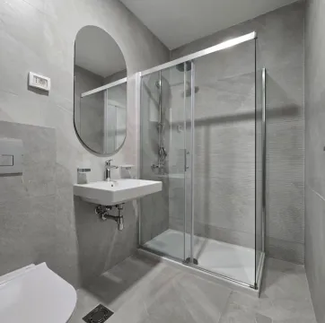 Moderne kupatilo sa tuš kabinom i umivaonikom. - image 10