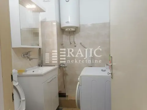 Smaller bathroom with sanitary fixtures and a washing machine. - image 6