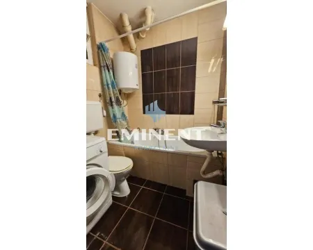 Manje kupatilo sa kadom, wc šoljom, umivaonikom i veš mašinom. - image 11