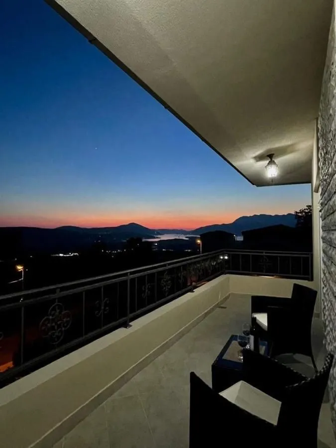 Rent, four bedroom apartment, 240m², Kotor, Crna Gora