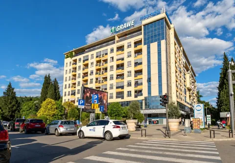 Pogled na spoljašnjost poslovno-stambene zgrade sa ulicom u prvom planu. - image 10