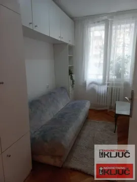 Manja soba sa kaučem i ugradnim elementima. - image 11
