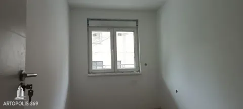 Prazna neopremljena prostorija sa belim zidovima i prozorom. - image 10