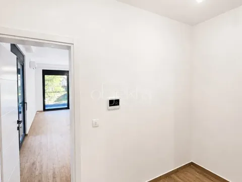 Prodaja, stan, 90m², Kotor, Crna Gora - image 4
