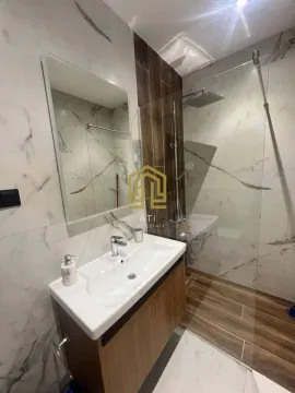 Moderno opremljeno kupatilo sa tuš kabinom i umivaonikom. - image 12