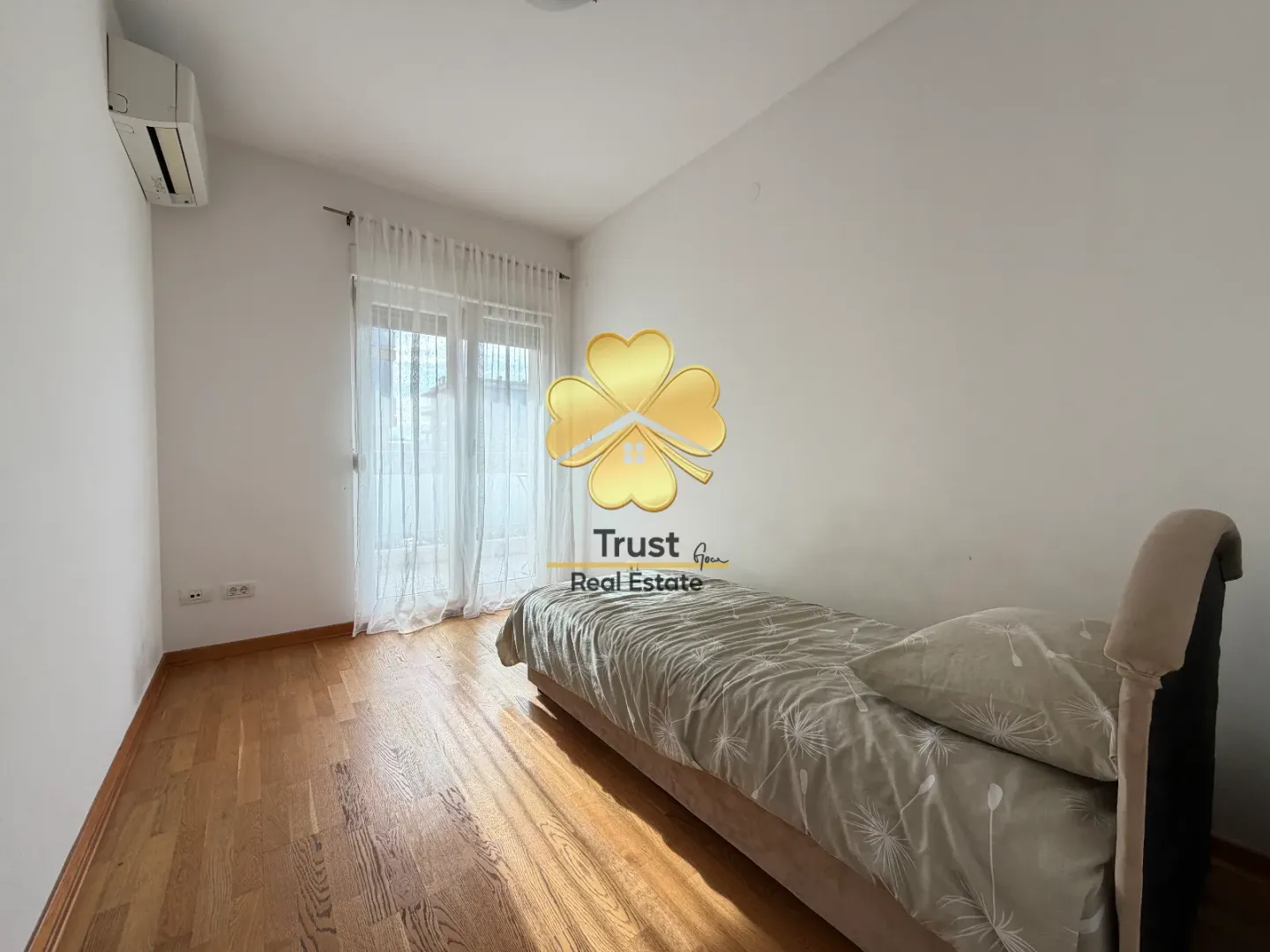 Small bedroom with a bed and access to the terrace.