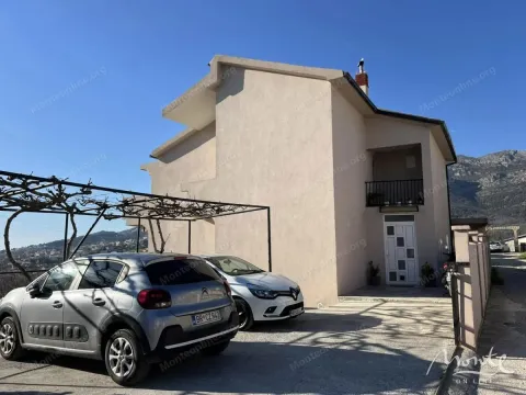 Pogled na spoljašnjost kuće sa dvorištem i parkiranim automobilima. - image 2