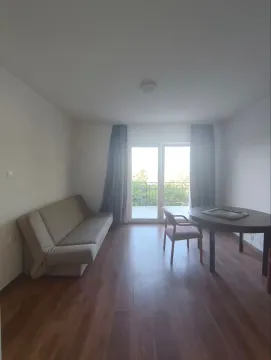 Dnevna soba sa kaučem, trpezarijskim stolom i izlazom na terasu. - image 2