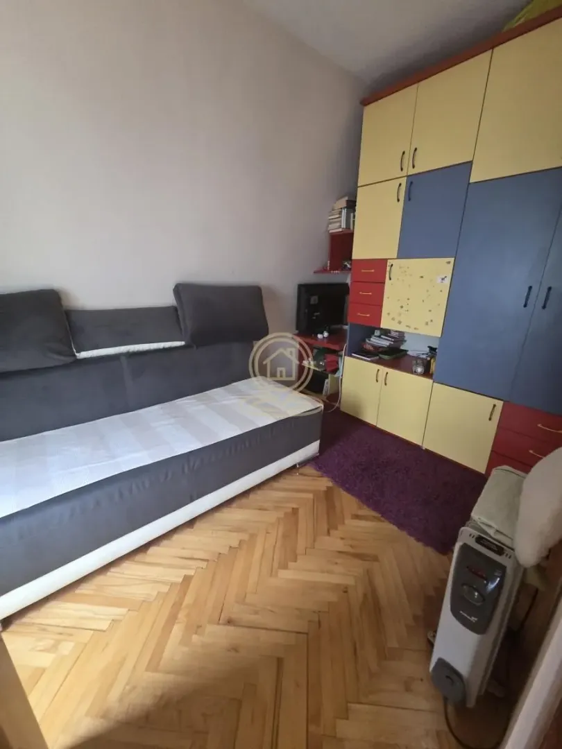 Dečja soba sa krevetom na razvlačenje i garderoberom u boji.