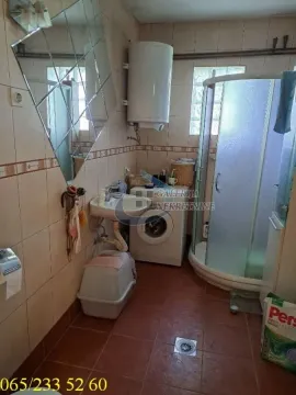Manje opremljeno kupatilo sa tuš kabinom, umivaonikom i veš mašinom. - image 8