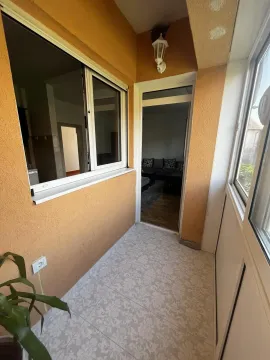 Zatvoreni balkon sa pločicama i pogledom na unutrašnjost. - image 15