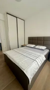 Namještena spavaća soba sa bračnim krevetom i ugradnim ormarom. - image 3