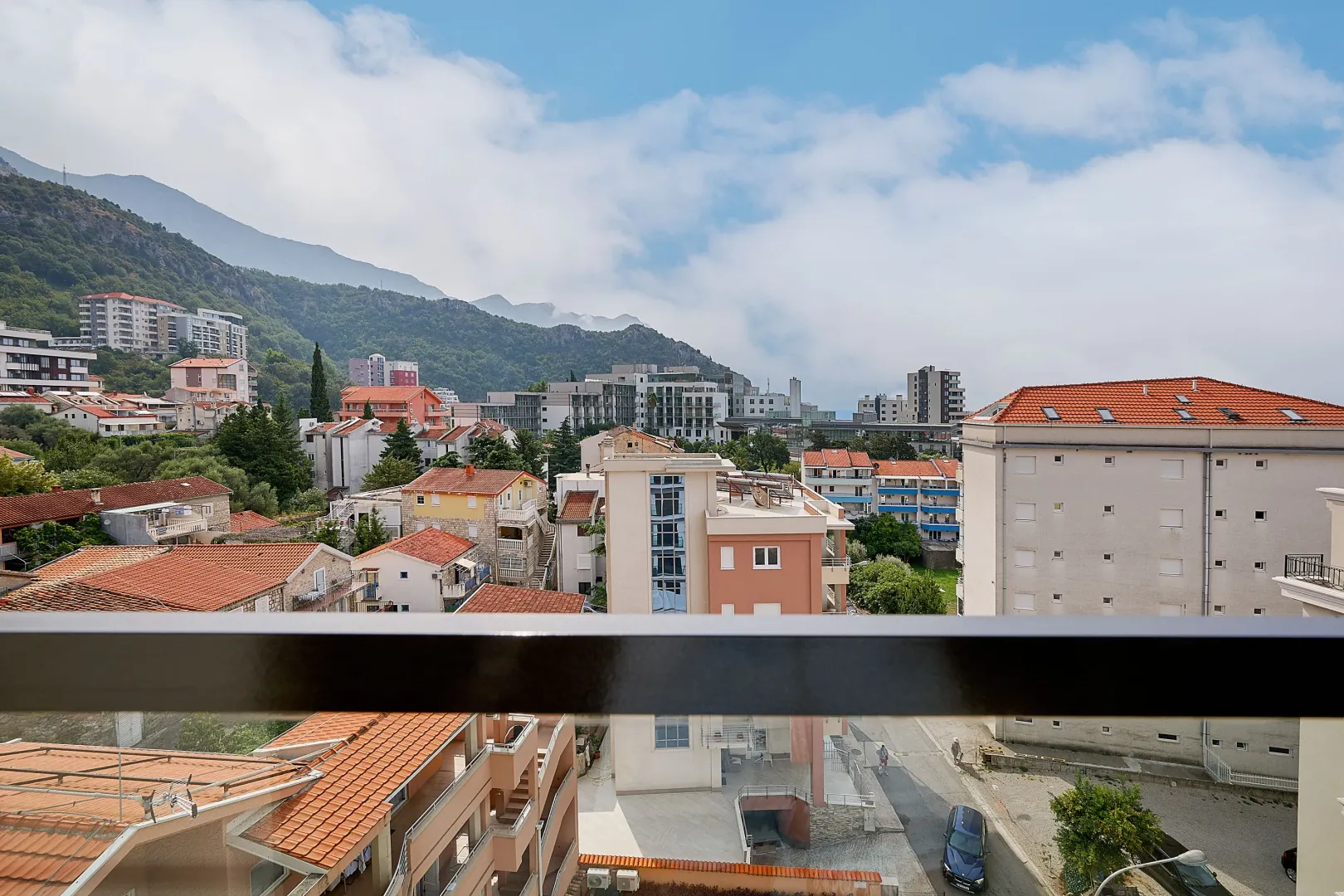 Pogled sa terase na naselje i okolne planine.