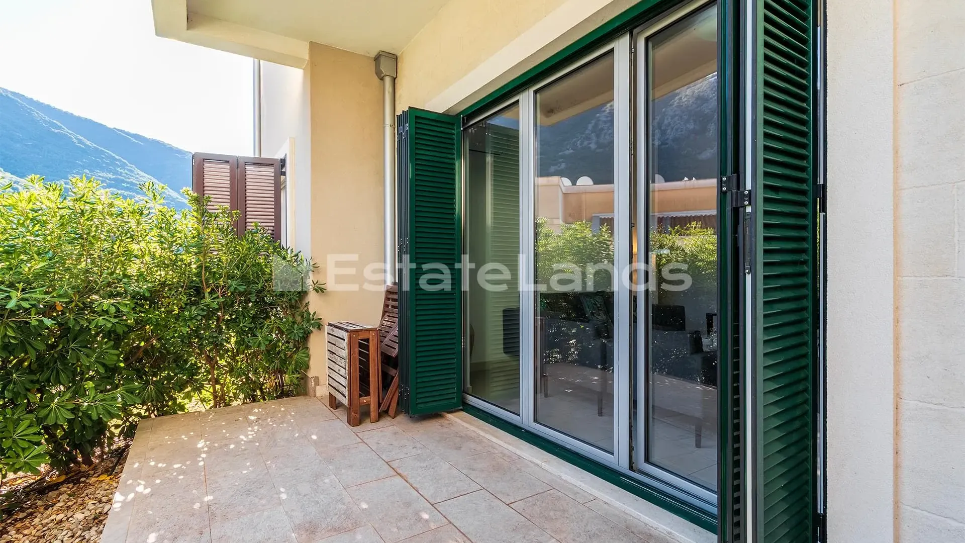 Sale, two bedroom apartment, 84m², Morinj, Kotor