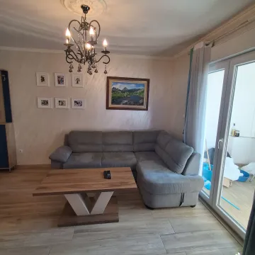 Dnevna soba sa ugaonom garniturom, stočićem i lusterom. - image 3