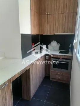 Manja kuhinja sa drvenim elementima i ugrađenom rernom. - image 9
