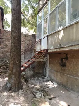 Spoljašnji deo zgrade sa stepeništem i ulazom. - image 5